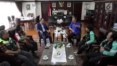 Ketua MPR Zulkifli Hasan (tiga kiri) menerima perwakilan Masyarakat Ojek Online Seluruh Indonesia (MOSI) di Ruang Kerja Ketua MPR, Jakarta, Kamis (25/10). MOSI meminta Zulkifli Hasan menjadi "Bapak Angkat" alias dewan pembina. (Liputan6.com/JohanTallo)