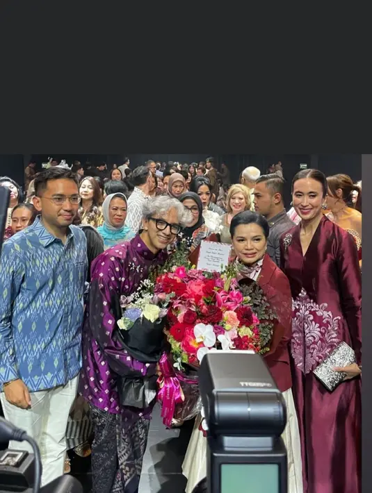 Menpar Widi Wardhana tampil sleek dengan rambut yang disanggul rapi dan simple [@widi.wardhana]