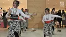 Penari berkostum tradisional menari dalam perhelatan Indonesia Menari 2018 di Grand Indonesia, Jakarta, Minggu (11/11). Gerakan menari bersama yang digelar serentak di 4 kota, yakni Jakarta, Bandung, Solo, dan Semarang. (Merdeka.com/ Iqbal S. Nugroho)