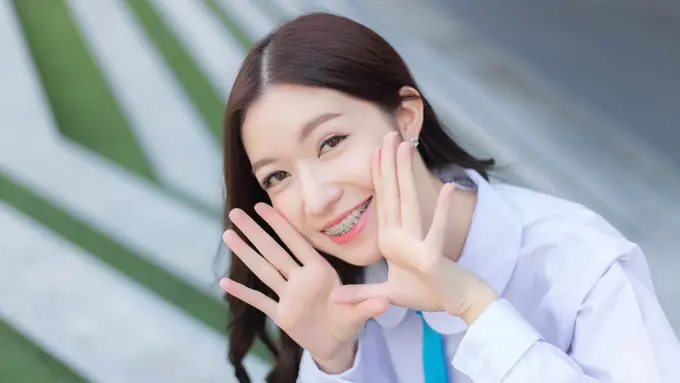 tersenyum santai manis cantik