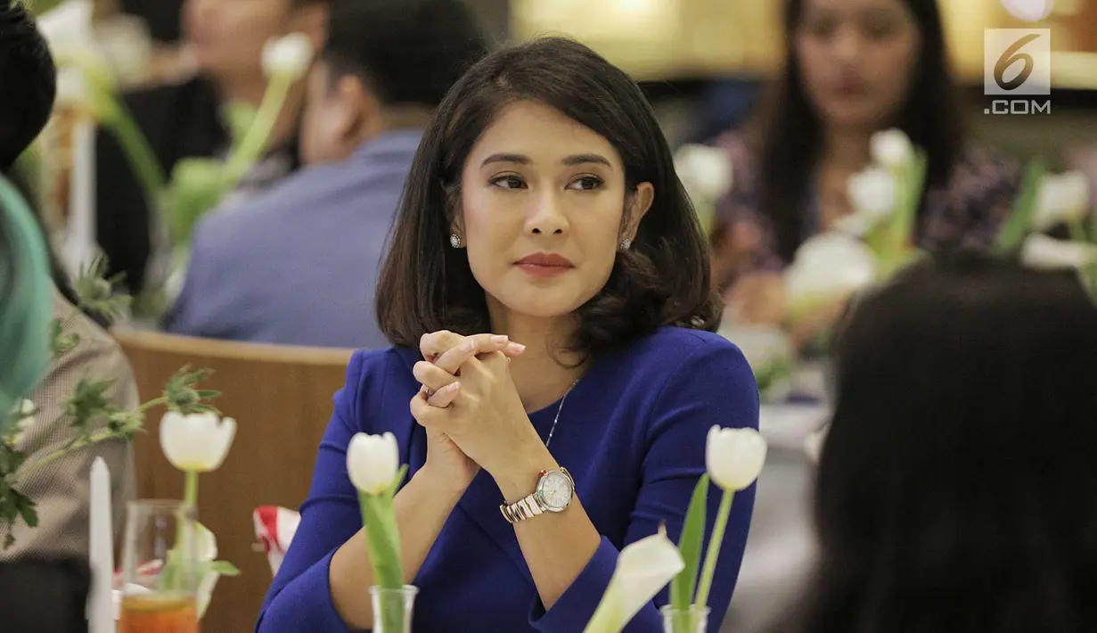 Artis Dian Sastrowardoyo sebagai Brand ambassador Mondial Jeweler saat menjadi pembicara di Plaza Indonesia, Jakarta, Jumat (27/7). Dian mengatakan pemilihan jenis perhiasan penting agar sesuai dengan bentuk tubuh. (Liputan6.com/Faizal Fanani)