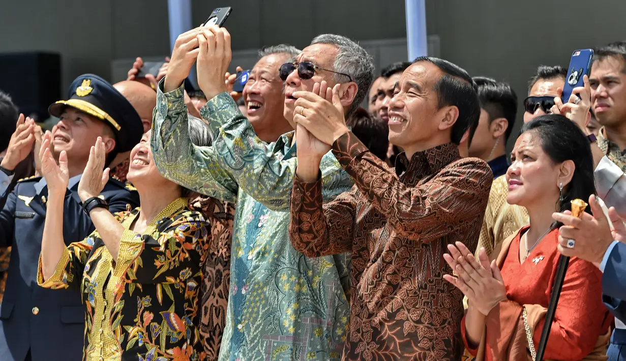  Presiden RI Joko Widodo didampingi Ibu Negara Iriana dan PM Singapura Lee Hsien Loong dan istrinya Ho Ching menyaksikan manuver F16 Angkatan Udara Singapura dan F16 TNI-AU di Marina Bay Cruise Center di Singapura, Kamis (7/9). (AFP Photo/Roslan Rahman)