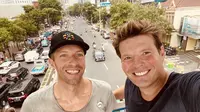 Chris Martin vokalis Coldplay bikin geger jagat maya gara-gara jalan kaki nyeker di salah satu sudut Jakarta, sehari sebelum konser Music of the Spheres. (Foto: Dok. Instagram @coldplay)
