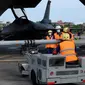 Personel militer bersiap untuk memuat rudal udara ke udara jarak menengah canggih AIM-120 pada jet tempur F-16V di Pangkalan Udara Hualien, Hualien, Taiwan, 17 Agustus 2022. Taiwan menggelar latihan militer untuk menunjukkan kemampuannya melawan tekanan politik China. (AP Photo/Johnson Lai)