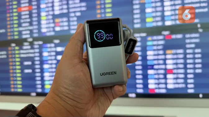 Tampak depan UGreen Nexode Pro 10.000mAh 55W dengan layar kecil. (Liputan6.com/ Yuslianson)