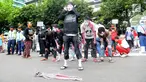 Massa aksi yang tergabung dalam Gerakan Solidaritas Umat Muslim menggelar teatrikal penembakan di Masjid Selandia Baru pada CFD di Bundaran HI, Jakarta, Minggu (17/3). Mereka mengutuk penembakan terhadap jemaah. (Liputan6.com/Herman Zakharia)