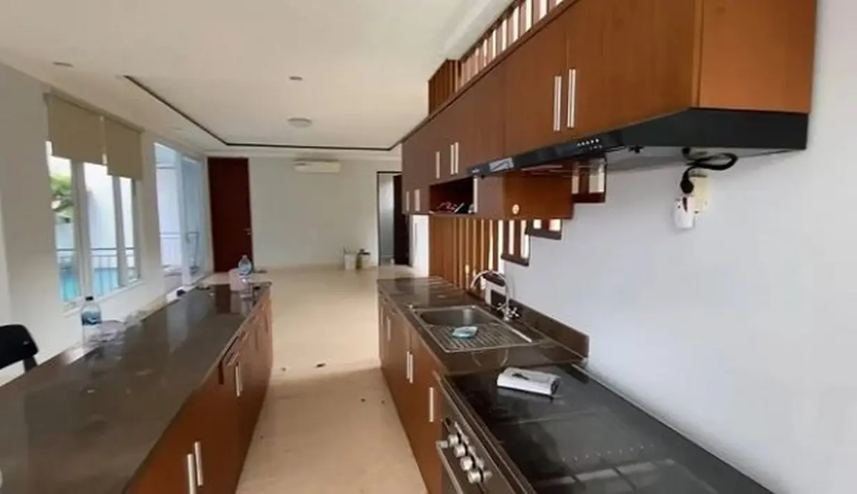 Bagian dapur dihiasi warna kayu natural. Bentuknya memanjang dan terasa cukup lega. [YouTube Patricia Gouw]