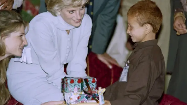 Putri Diana memberikan sebuah kado untuk seorang anak kecil penderita kanker di Khanum Memorial Cancer Hospital, Lahore, Pakistan (AFP)