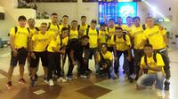 Persegres Gresik United berpose sebelum terbang ke Jakarta, Kamis (20/10/2016), untuk menghadapi Persib di Bekasi. (Bola.com/Fahrizal Arnas)