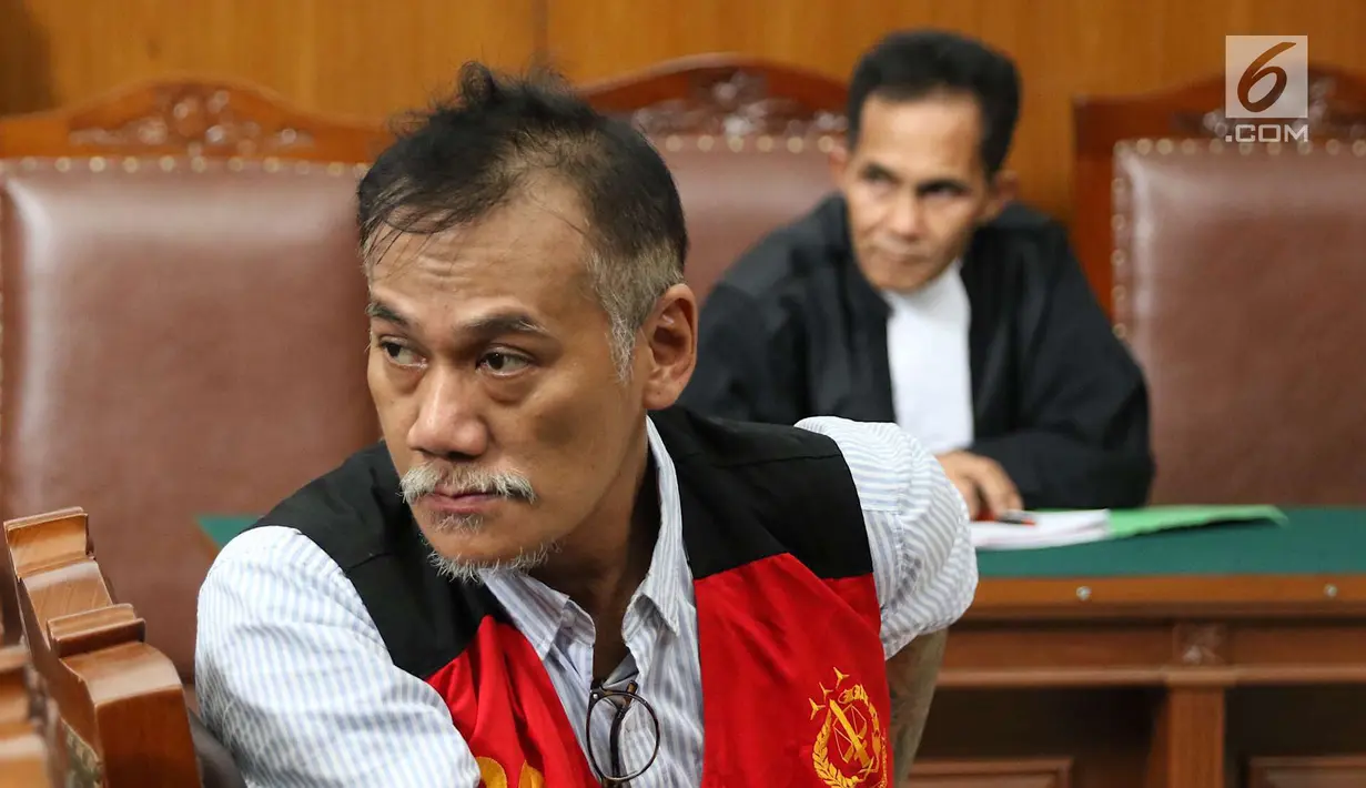 Aktor Tio Pakusadewo saat menjalani sidang lanjutan kasus penyalahgunaan narkoba di PN Jakarta Selatan, Kamis (19/7). Sidang yang seharusnya beragendakan putusan tersebut diundur pada 24 Juli 2018. (Liputan6.com/Immanuel Antonius)