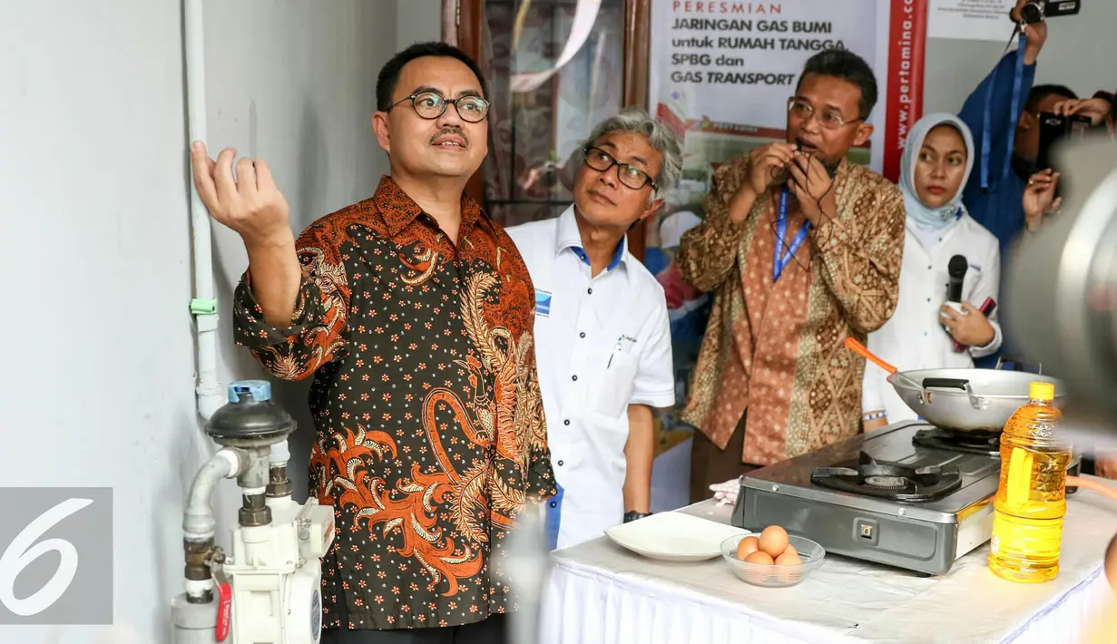 Menteri ESDM Sudirman Said bersama melihat jaringan gas di salah satu rumah warga penguna jaringan gas, Bekasi (3/3/2016). PT Pertamina resmikan infrastruktur jargas di Kabupaten Bekasi untuk 3.949 sambungan rumah tangga. (Liputan6.com/Yoppy Renato)