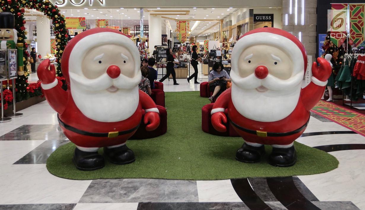 Dua patung Sinterklas menghiasi atrium Lippo Mall Puri, Jakarta, Kamis (29/11). Menyambut libur sekolah dan Natal, Lippo Malls Indonesia menggelar kegiatan dengan tema Holiday Sensation. (Liputan6.com/Fery Pradolo)