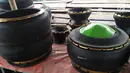 Tempat sampah dari ban mobil bekas buatan Agus Baiku di Pentadio Barat, Gorontalo, Senin (31/12). Agus Baiku bisa mendapat penghasilan hingga Rp 500ribu per hari dari menjual produk kerajinan tangan berbahan ban bekas. (Liputan6.com/Arfandi Ibrahim)