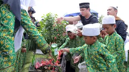 FOTO: Billy Syahputra Ajak Anak Yatim Nyekar ke Makam Olga
