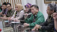 Anggota Dewan Pertimbangan Presiden, Suharso Monoarfa (kedua kanan) memberi keterangan pers di DPP PPP, Jakarta, Sabtu (16/3). Pada rapat tertutup, Pengurus PPP menunjuk Suharso Manoarfa menjadi Plt Ketum PPP. (Liputan6.com/Faizal Fanani)