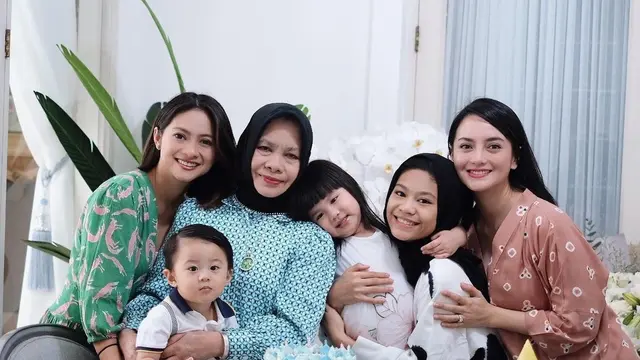 [Fimela] Ririn Ekawati dan Rini Yulianti