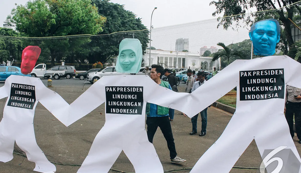 Aksi di depan Istana Merdeka, Jakarta, dilakukan untuk mendorong Presiden Joko Widodo atau Jokowi beserta Kabinet Kerja untuk menjadi pemimpin yang berkomitmen terhadap penyelamatan lingkungan, Senin (27/10/2014) (Liputan6.com/Faizal Fanani)