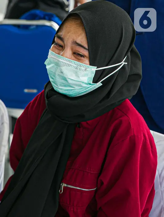 Kesedihan keluarga korban saat mengikuti doa bersama dan tabur bunga di lokasi jatuhnya pesawat Sriwijaya Air SJ 182 di perairan Kepulauan Seribu, Jumat (22/1/2020). Tabur bunga diikuti perwakilan keluarga korban, tim manajemen Sriwijaya Air, regulator, hingga Tim SAR. (Liputan6.com/Faizal Fanani)