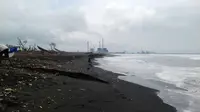 Pantai Rawa Jarit, Kemiren dan Cilacap Jawa Tengah mengalami abrasi parah akibat terjangan gelombang tinggi atau pasang air laut. (Foto: Liputan6.com/BPBD CLP/Muhamad Ridlo)