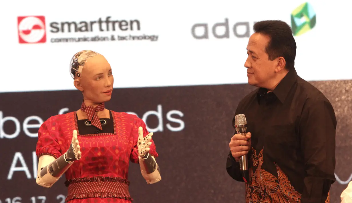 Kepala Badan Ekonomi Kreatif Triawan Munaf (kanan) berinteraksi dengan robot Sophia dalam dialog internasional CSIS di Hotel Borobudur, Jakarta, Selasa (17/9/2019). Kehadiran Sophia untuk menunjukkan agar manusia tak takut pada robot yang memiliki Artificial Intellegence. (merdeka.com/Iqbal Nugroho)