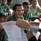 Pemilih pemula penyandang disabilitas mendengarkan sosialisasi KPUD Bekasi terkait Pemilu 2019 di SLB Al Gaffar Guchany, Bekasi, Rabu (20/2). Kegiatan ini untuk mengedukasi pemilih pemula penyandang disabilitas tentang Pemilu. (Merdeka.com/Iqbal Nugroho)