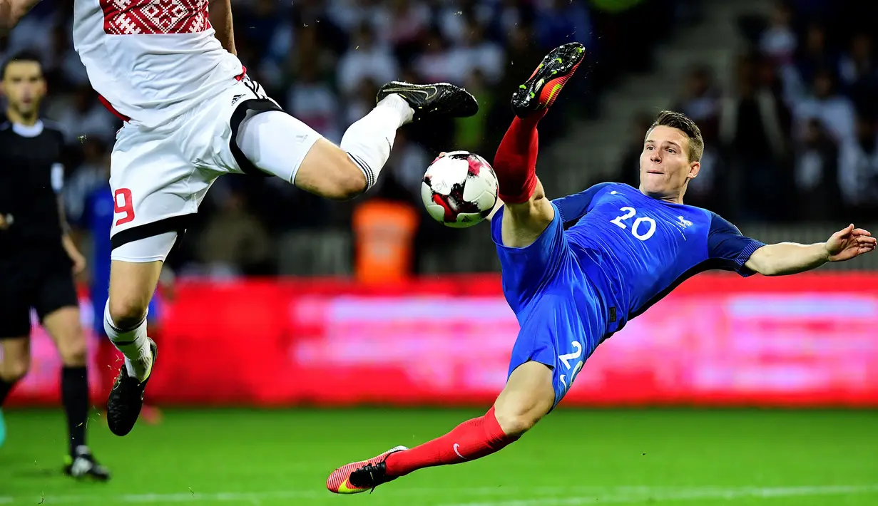 Pemain Prancis, Kevin Gameiro (kanan) berusaha merebut bola dari pemain Belarusia pada kualifikasi Piala Dunia 2018 di Borisov Arena, Borisov, Belarusia. (AFP/Franck Fife)