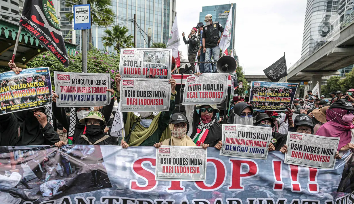 Sejumlah umat muslim melakukan protes atas larangan mengenakan hijab di India di depan Kedutaan Besar India, Jakarta, Jumat (25/2/2022). Massa meminta pemerintah India menghapus aturan pelarangan hijab bagi umat Islam di sana. (Liputan6.com/Faizal Fanani)