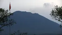 Lanskap Gunung Agung terlihat dari kawasan Karangasem, Bali, Sabtu (2/12). Hingga hari ini, penampakan asap dari kawah Gunung Agung semakin berkurang dibanding beberapa hari lalu. (Liputan6.com/Immanuel Antonius)