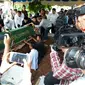 Pemakaman dokter yang menjadi korban penembakan suaminya (Liputan6.com/ Nanda Perdana Putra)