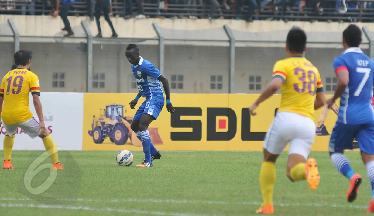 M. Konate (kedua kiri) berusaha melewati hadangan pemain Kitchee SC di Stadion Si Jalak Harupat, Bandung, Rabu (27/5/2015). Persib kalah 0-2 dari Kitchee SC dan tersingkir dari 16 besar AFC Cup 2015. (Liputan6.com/Herman Zakharia)