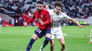 Aksi bek Timnas Indonesia, Calvin Verdonk saat memperkuat Lille menjamu Brann dalam laga Liga Europa 2025/2026 di Stade Stade Pierre-Mauroy, Kamis (25/9/2025). (AFP)