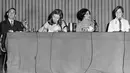 Capres perempuan pertama AS, Hillary Clinton (kedua kiri) digambarkan sebagai mahasiswi berprestasi di kampusnya Wellesley College di Boston, Massachusetts, AS. (Wellesley College Archives/Handout via REUTERS)