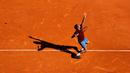 Aksi petenis Swiss, Roger Federer saat melawan petenis Spanyol, Guillermo Garcia-Lopez, dalam turnamen tenis Monte Carlo Masters di Monaco, (12/4/2016). (Reuters/Eric Gaillard)