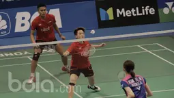 Pasangan Tontowi Ahmad/Liliyana Natsir, mengahadapi pasangan Korea, Kim Dukyoung/Kim Ha Na di Indonesia Open 2017 di JCC, Selasa (13/6/2017). Ganda Campuran Indonesia itu menang dengan skor 19-21, 21-19, dan 21-18. (Bola.com/M Iqbal Ichsan)