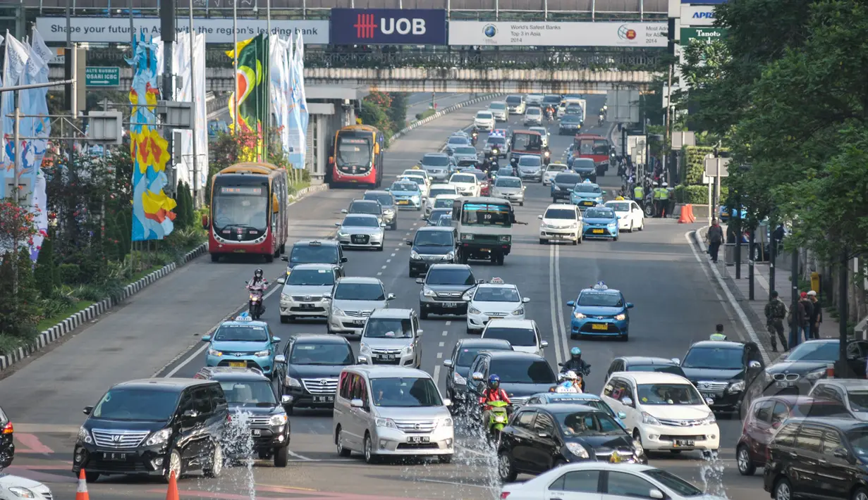 Suasana jalan Jend Sudirman usai pengalihan arus lalu lintas terkait pertemuan para Kepala Negara pada KAA ke-60 di JCC, Rabu (22/4/2015). Pengalihan arus dilakukan pada 06.30-09.30 WIB, 17.00-18.30 WIB dan 19.00-22.00 WIB. (Liputan6.com/Faizal Fanani)