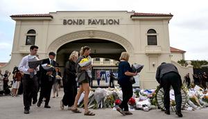 Berdasar hasil penggeledahan, pelaku memiliki sedikitnya enam senjata api yang seluruhnya terdaftar dan mengantongi izin resmi. Senjata yang digunakan dalam serangan tersebut diduga mencakup senapan dan senapan laras panjang. Tampak dalam foto, para pelayat memberikan penghormatan terakhir dengan meletakkan karangan bunga untuk para korban penembakan Pantai Bondi di Bondi Pavilion, Sydney, Australia pada Senin 15 Desember 2025. (Saeed KHAN/AFP)