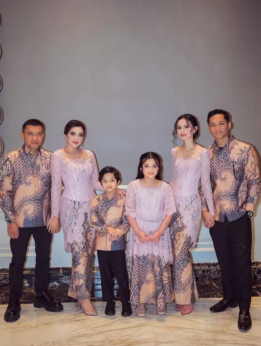 Di momen Siraman jelang pernikahan Thariq Halilintar dan Aaliyah Massaid, keluarga Hermansyah kompak mengenakan warna pink seragam keluarga. Pesona Ashanty dalam balutan kebaya pink dengan padu padan kain batik bernuansa rose gold yang serasi. [Foto: Instagram/ashanty_ash]