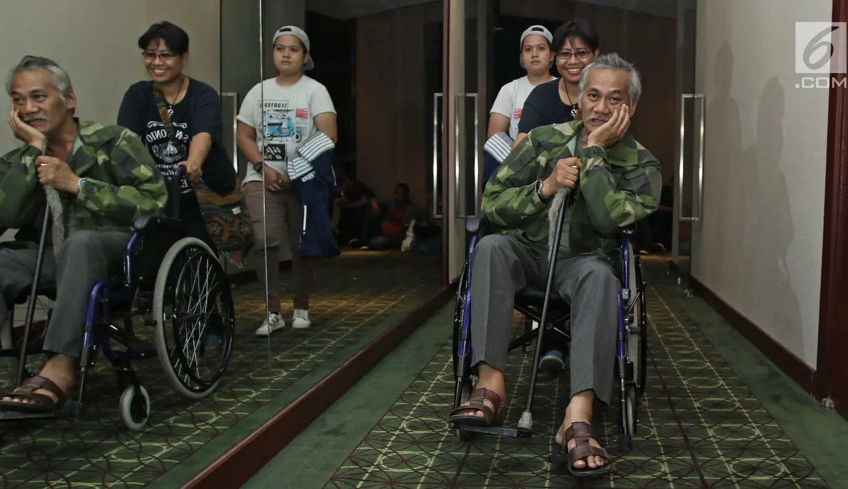 Aktor Tio Pakusadewo duduk di kursi roda usai mengalami kecelakaan, Jakarta, Rabu (11/10). Tio Pakusadewo menceritakan tentang kecelakaan motor yang dialaminya pada beberapa bulan lalu. (Liputan6.com/Herman Zakharia)