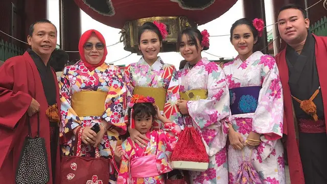 [Bintang] Seru, Ini 8 Foto Liburan Ayu Ting Ting di Jepang