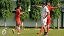 Pelatih Paulo Camargo (tengah) memberikan arahan saat latihan di Yon Zikon 14, Jakarta, Jumat (6/5/2016). Persija akan melakoni laga Torabika Soccer Championship presented by IM3 Ooredoomelawan Semen Padang, (8/5). (Liputan6.com/Helmi Fithriansyah)