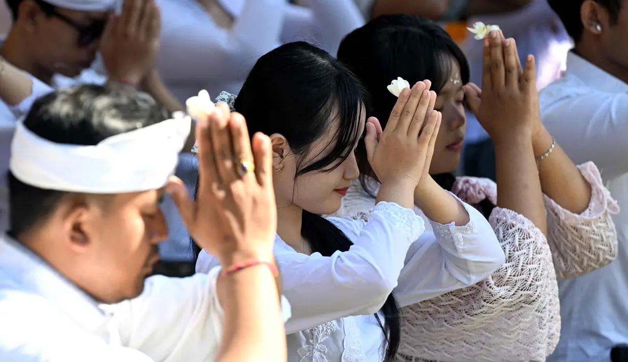 Umat Hindu berdoa saat perayaan Galungan di Denpasar, Bali, Rabu 17 Juni 2026. (SONNY TUMBELAKA/AFP)