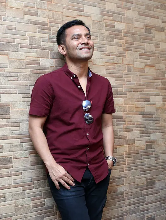 "Oh kamu, ga usah deh (datang) daripada ribut," kata Judika menirukan ucapan ibunya Duma. "Itu pertemuan pertama. Minimal udah ketemu, selama ini gak ketemu," sambung pemenang Penyanyi Solo Pria Paling Inbox ajang Inbox Awards. (Nurwahyunan/Bintang.com)