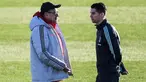 Pelatih Juventus Maurizio Sarri (kiri) berbicara dengan penyerang Cristiano Ronaldo selama sesi latihan di Continassa Training Ground di Turin (25/11/2019). Juventus akan bertanding melawan Atletico Madrid pada Grup D Liga Champions di Allianz Stadium. (AFP/Marco Bertorello)