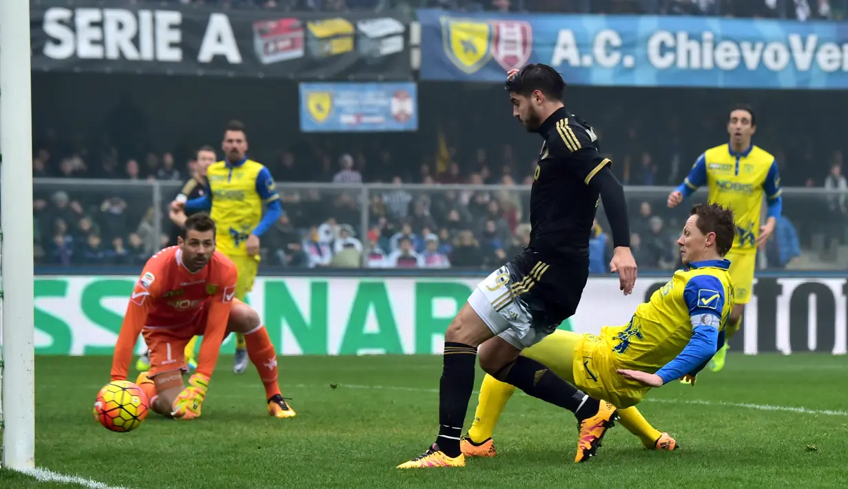 Striker Juventus, Alvaro Morata, saat mencetak gol ke gawang Chievo dalam lanjutan Serie A Italia di Stadion Marc'Antonio Bentegodi, Minggu (31/1/2016). (AFP/Giuseppe Cacace)