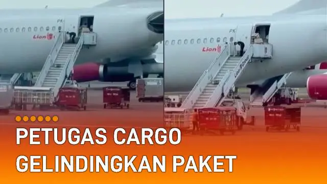 Terlihat petugas cargo menurunkan paket dengan cara gelindingkan di tangga pesawat.