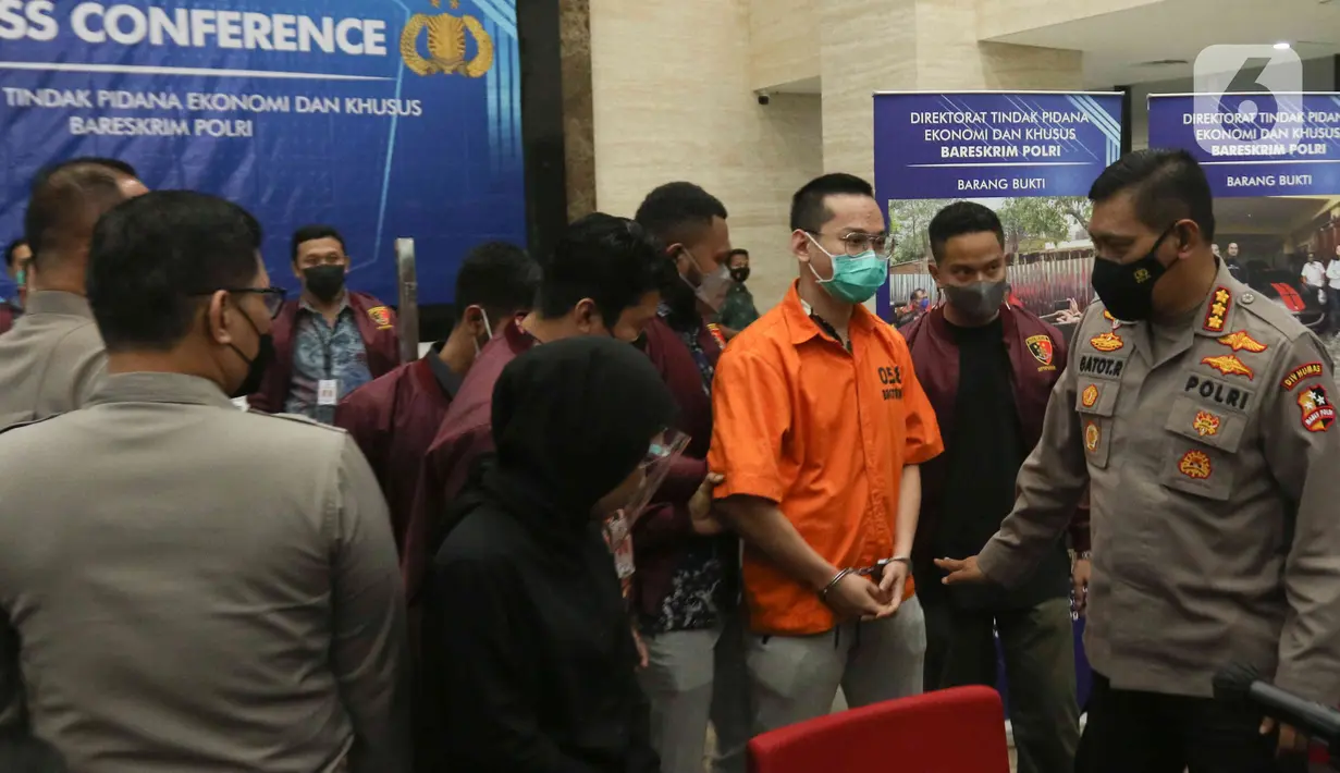 Tersangka Indra Kesuma alias Indra Kenz dihadirkan dalam jumpa pers kasus Binomo di Mabes Polri, Jakarta Selatan, Jumat (25/3/2022). Bareskrim Polri terus melakukan penyitaan aset-aset milik Indra Kenz dengan total aset yang telah disita Rp 43,5 miliar. (Liputan6.com/Herman Zakharia)