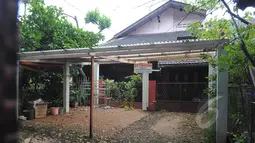 Sebuah rumah kosong yang alamatnya sama dengan PT Barkanatas Dharma, salah satu CV pemenang tender pengadaan UPS SMAN 2 senilai Rp 5,8 miliar lebih, Jakarta. Foto diambil pada Minggu (1/3/2015). (Liputan6.com/Herman Zakharia)