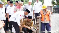 Wali Kota Cilegon Helldy meletakkan batu pertama pembangunan pagar makam dalam program Sarana Prasarana Lingkungan Rukun Warga (Salira) di Lingkungan Kenanga.