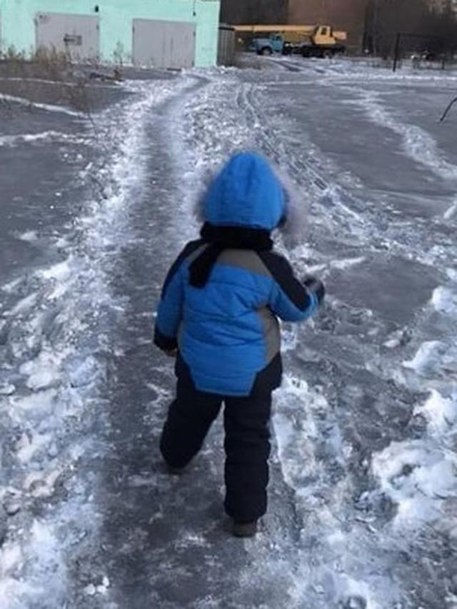 Penampakan salju hitam di Siberia