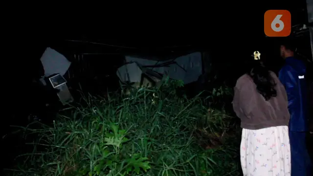 Dua rumah ambruk rata usai tergerus longsor tebing di Perumahan Tiara Regency, Desa Limbangan Kecamatan Sukaraja Kabupaten Sukabumi (Liputan6.com/Fira Syahrin).